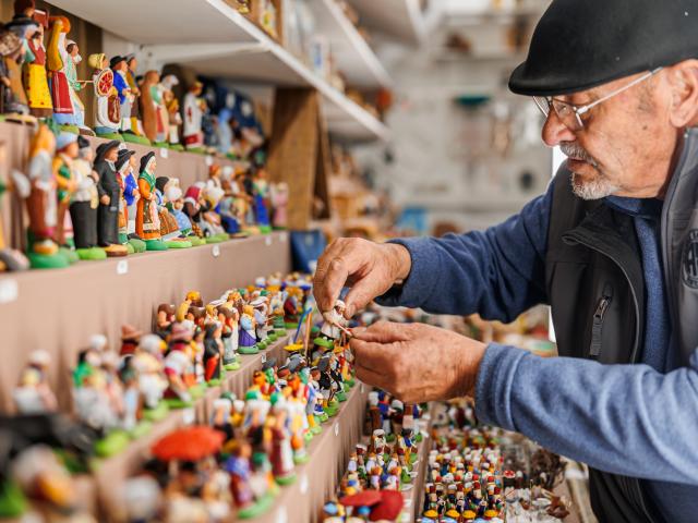 Foire au santon de marseille - Santoniers qui range les santons