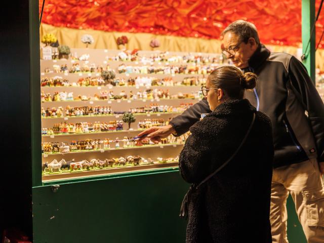Foire Aux Santons à Marseilla, couple sur un stand