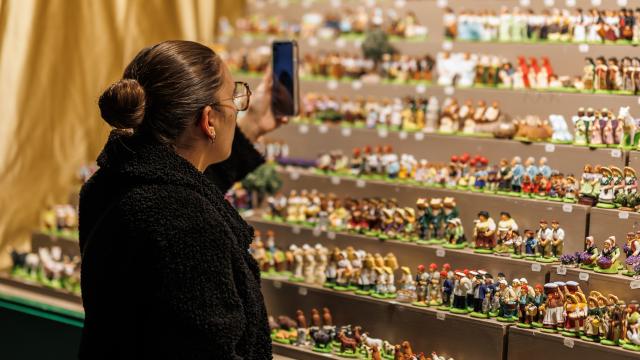 jeune femme prenant une photo a la foire aux santons de Marseille