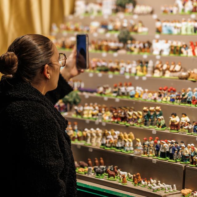jeune femme prenant une photo a la foire aux santons de Marseille