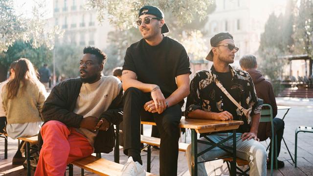 trois jeunes hommes assis a une terrasse dans le quartier du cours Julien