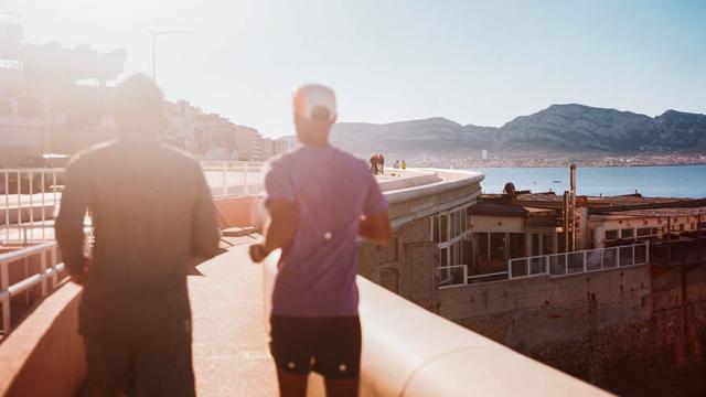 2 hommes fond un jogging sur la corniche kennedy