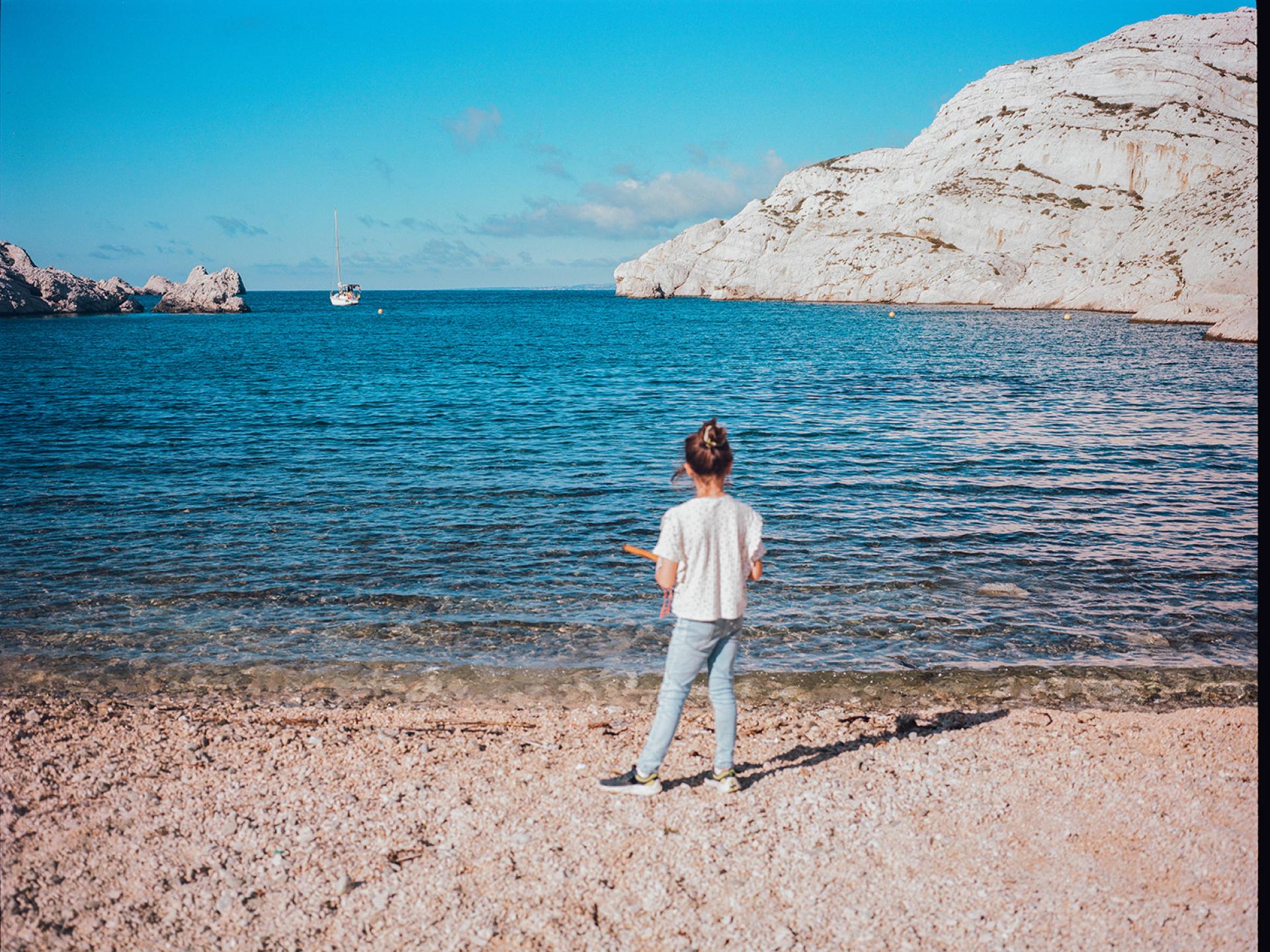 enfant de dos et face a la mer à Marseille