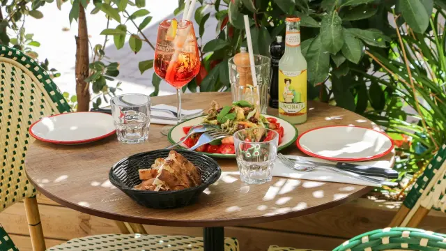 Plat sur une table en bois