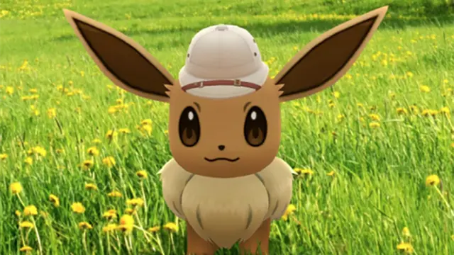 Évoli coiffé d’un chapeau Safari dans un décor naturel verdoyant.